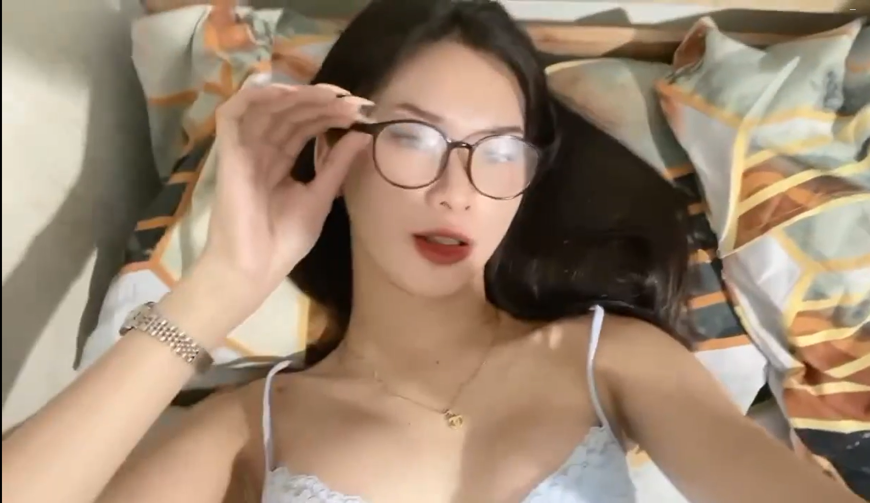 Nữ sinh ngực bự làm bạn trai lên đỉnh liên tục